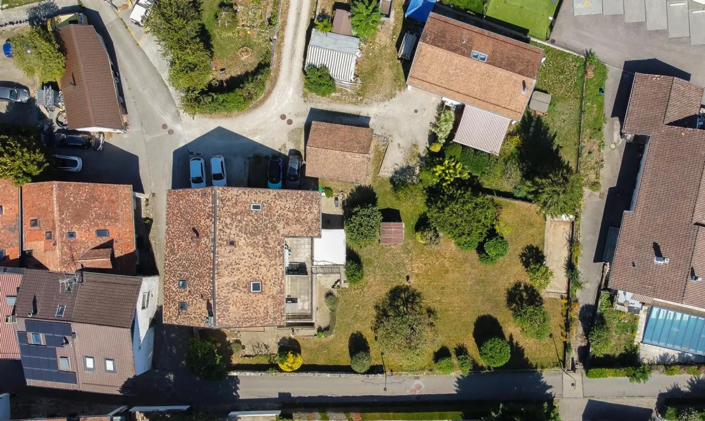 Exclusive opportunity in Arzier-le-Muids for investors or developers - Photo 5 of 13