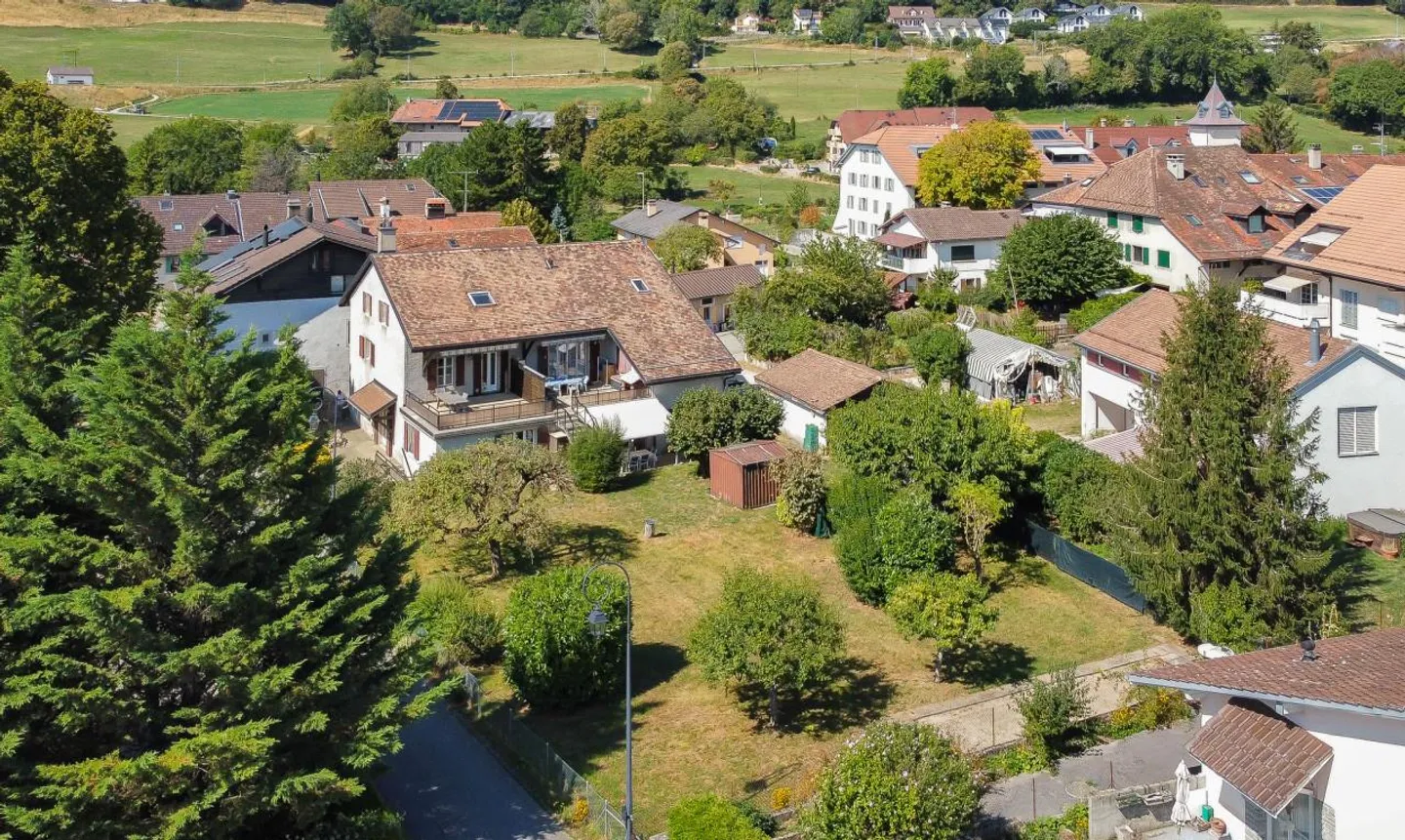 Exclusive opportunity in Arzier-le-Muids for investors or developers - Photo 2 of 13