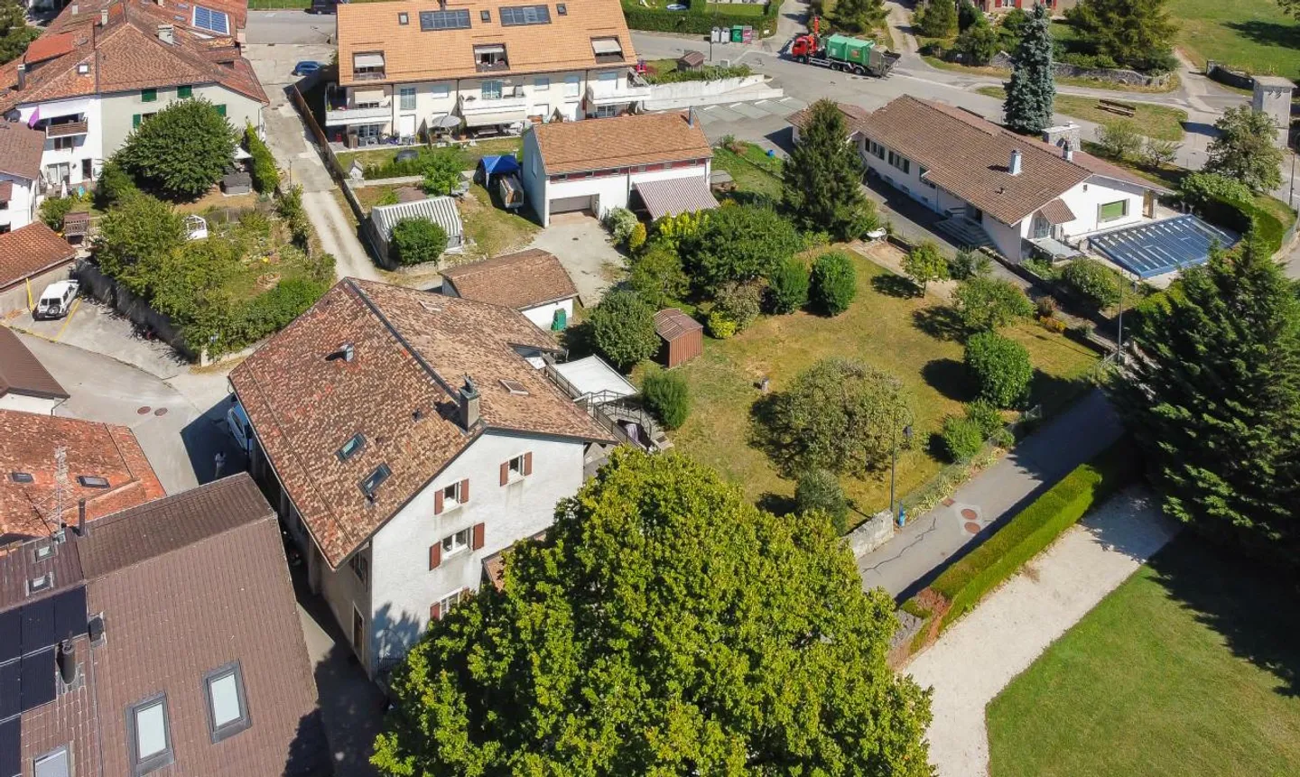 Exclusive opportunity in Arzier-le-Muids for investors or developers - Photo 3 of 13