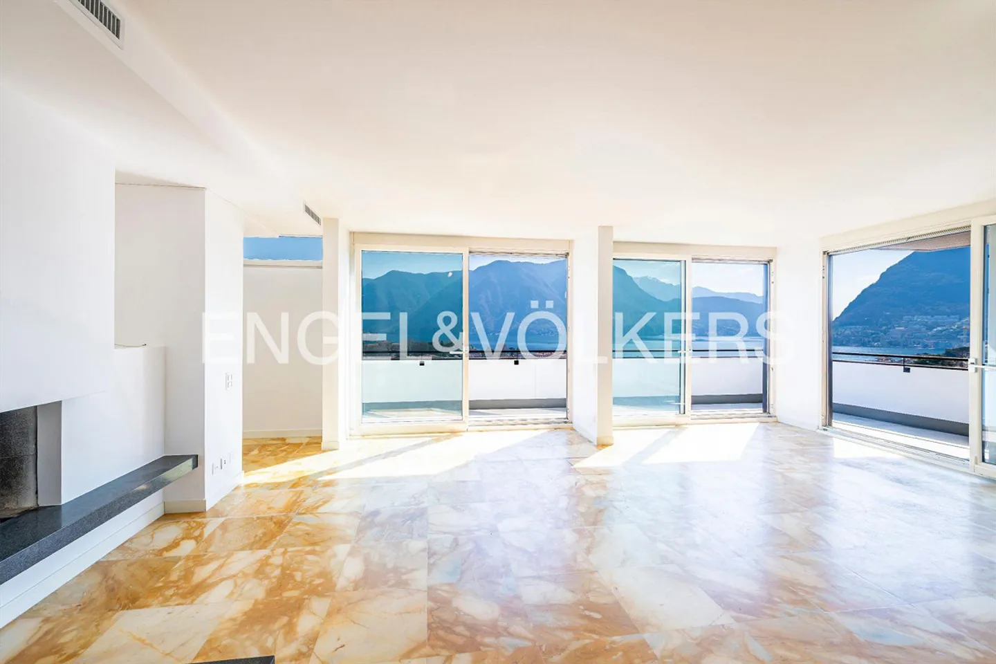 Penthouse with lake view in central location - Photo 2 of 13