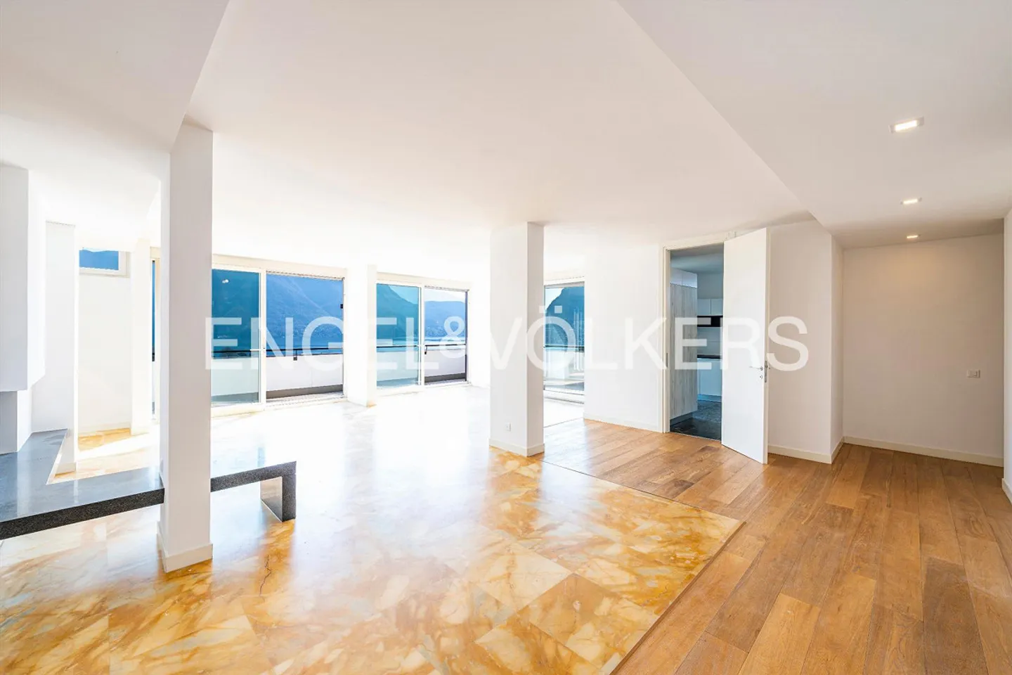 Penthouse with lake view in central location - Photo 3 of 13