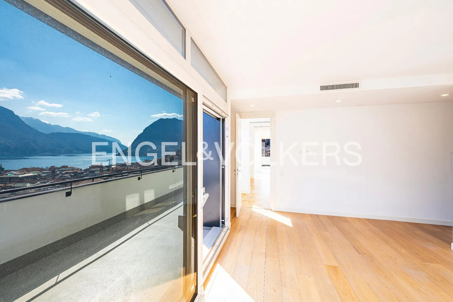 Penthouse with lake view in central location - Photo 5 of 13