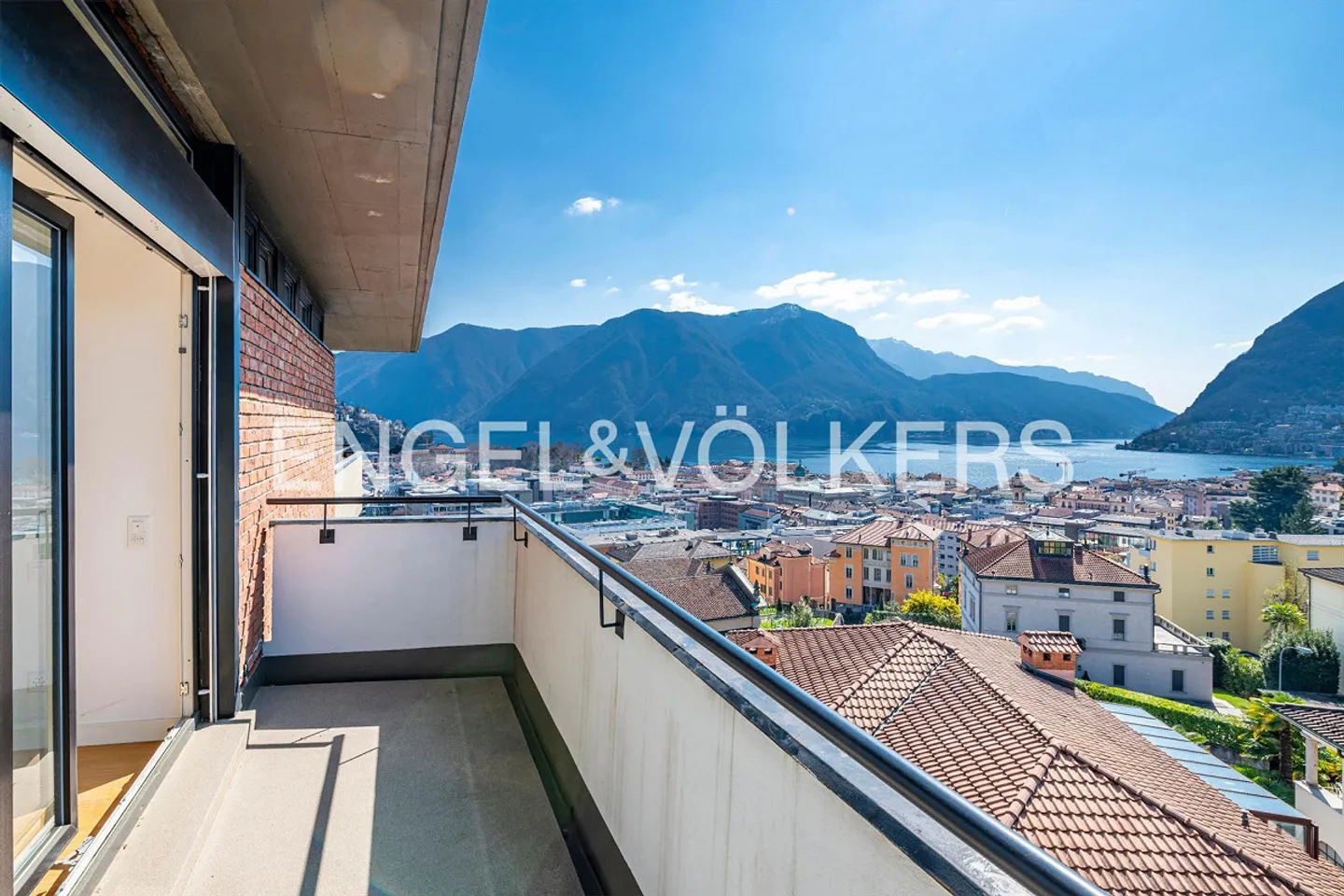 Penthouse with lake view in central location - Photo 6 of 13