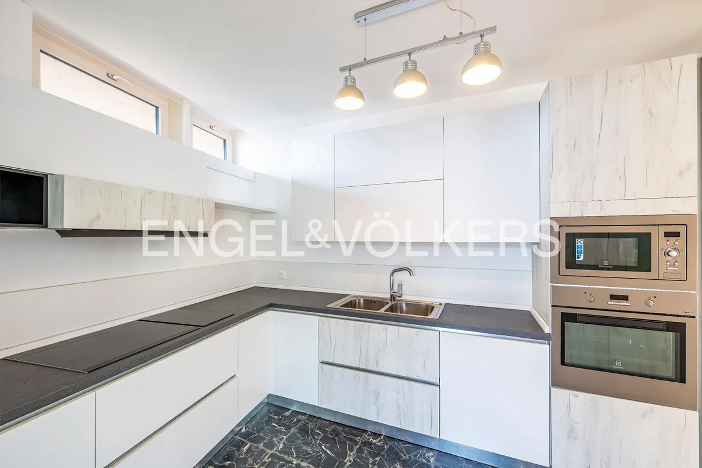 Penthouse with lake view in central location - Photo 7 of 13