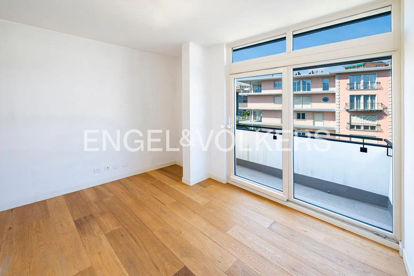 Penthouse with lake view in central location - Photo 9 of 13