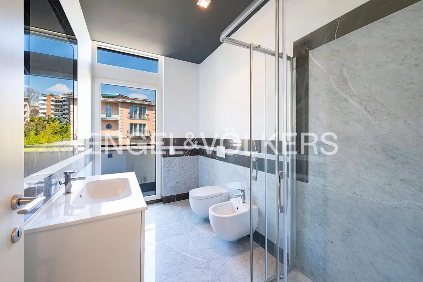 Penthouse with lake view in central location - Photo 11 of 13