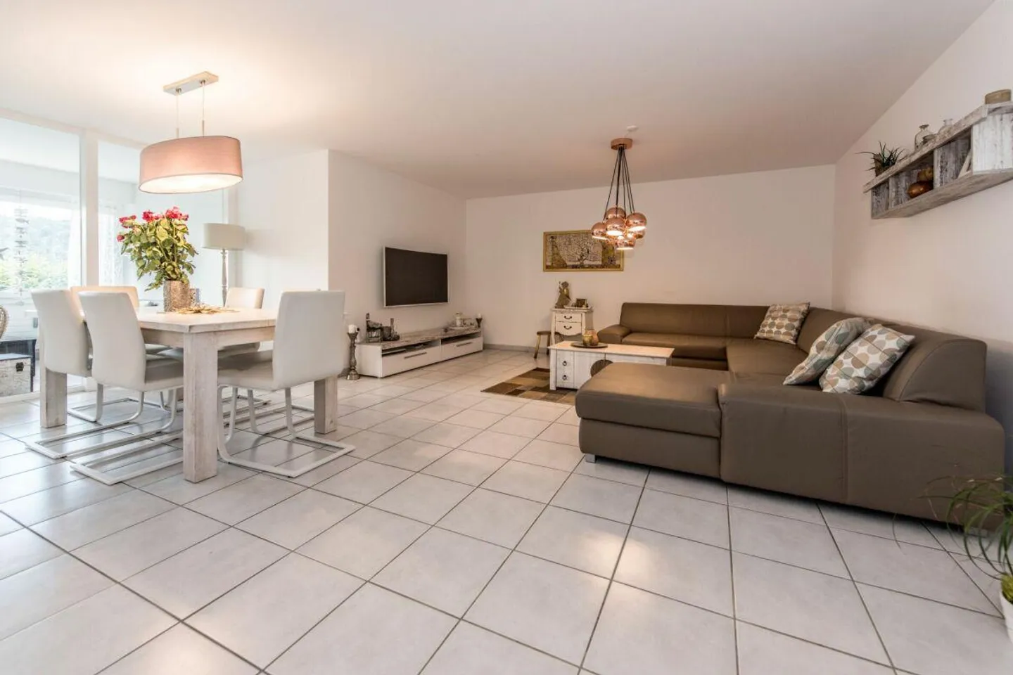 Spacious 5.5-room family apartment in the popular Bruggeregg neighborhood - Photo 2 of 21