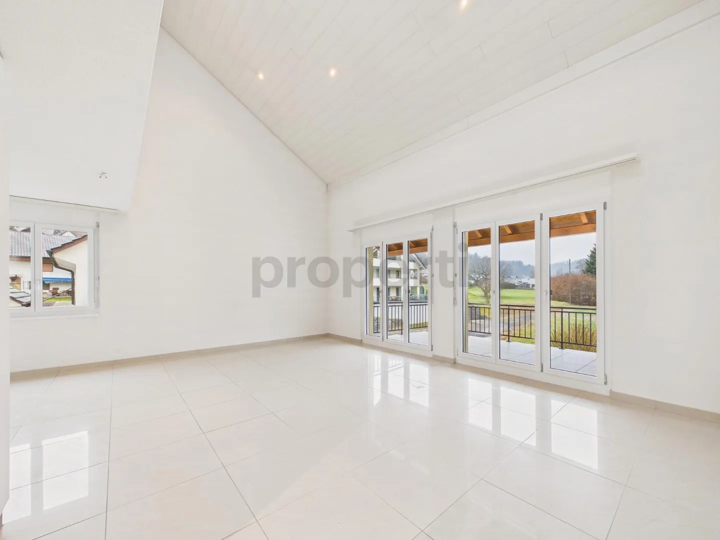 Spacious Maisonette Apartment - Photo 2 of 11