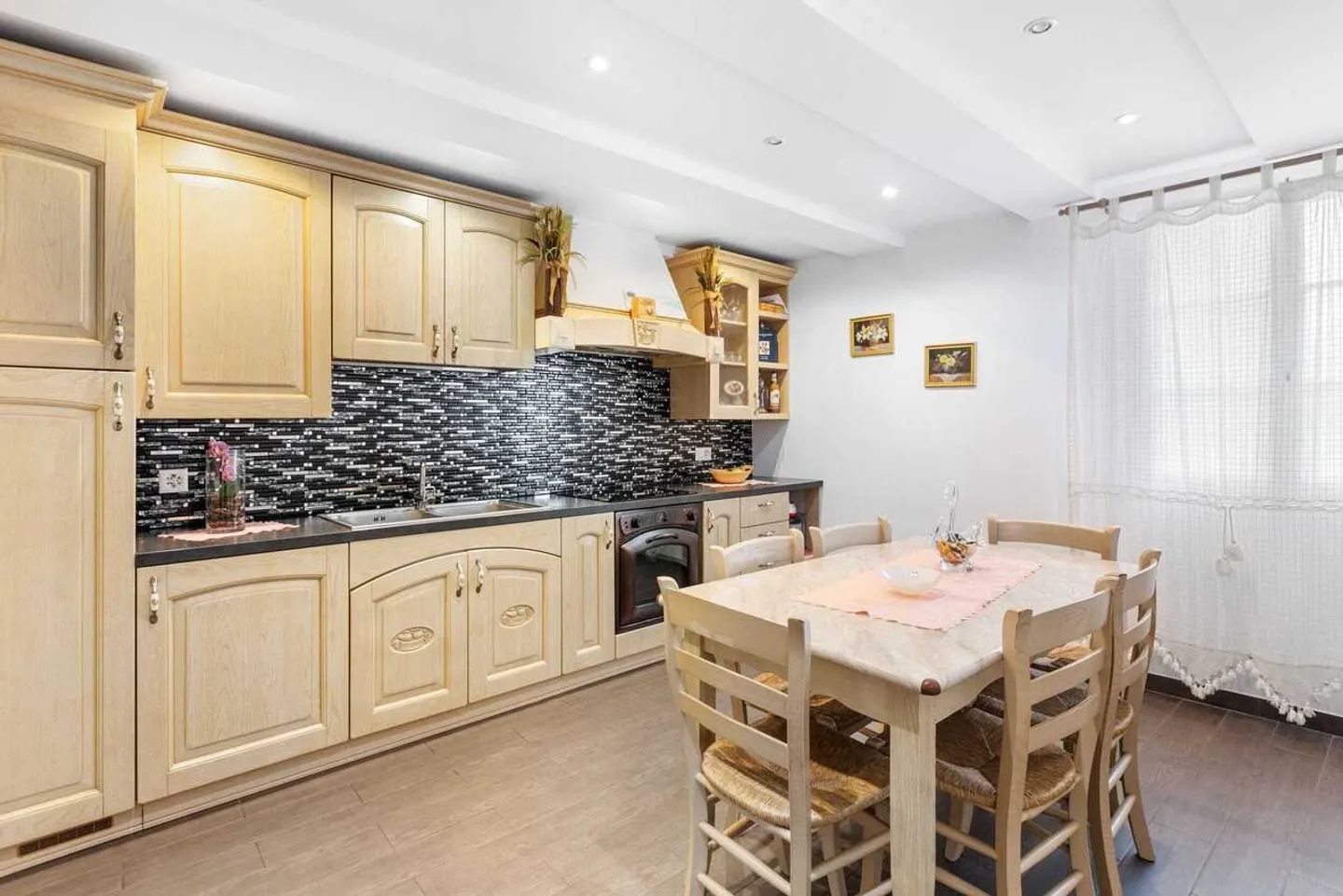 Charming 7-Room Semi-Detached House with Italian Flair and Comfort - Photo 3 of 13