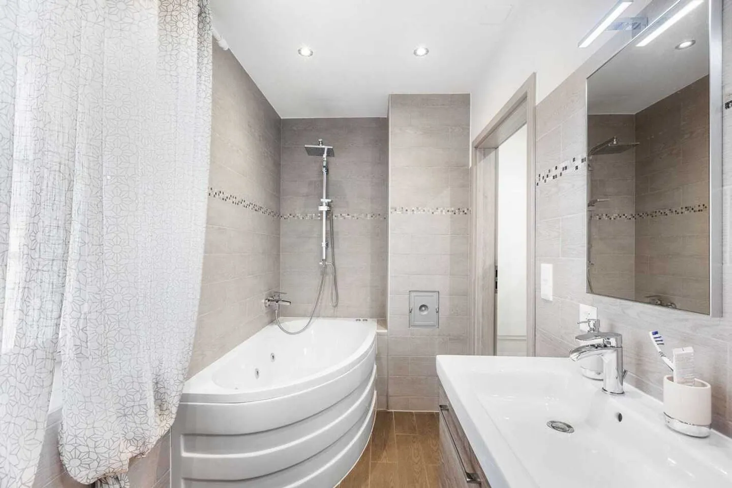 Charming 7-Room Semi-Detached House with Italian Flair and Comfort - Photo 13 of 13