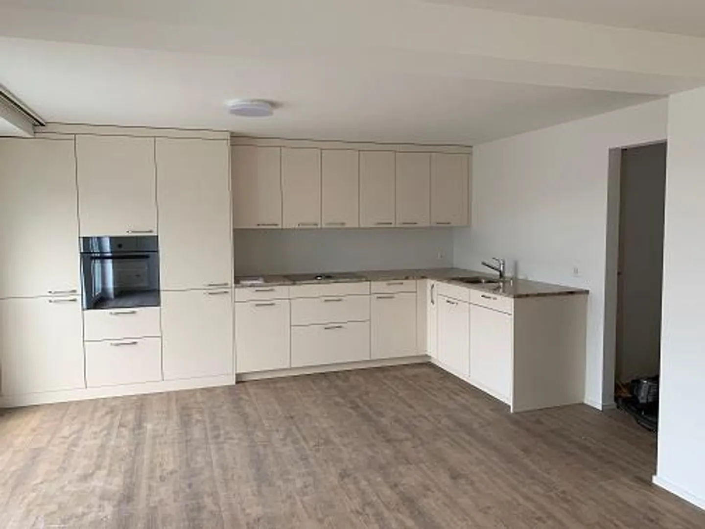Geräumige Wohnung mit Balkonen - Foto 2 von 6