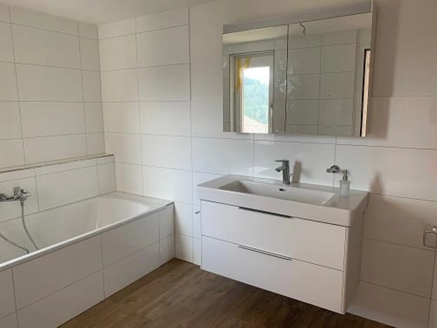 Geräumige Wohnung mit Balkonen - Foto 4 von 6