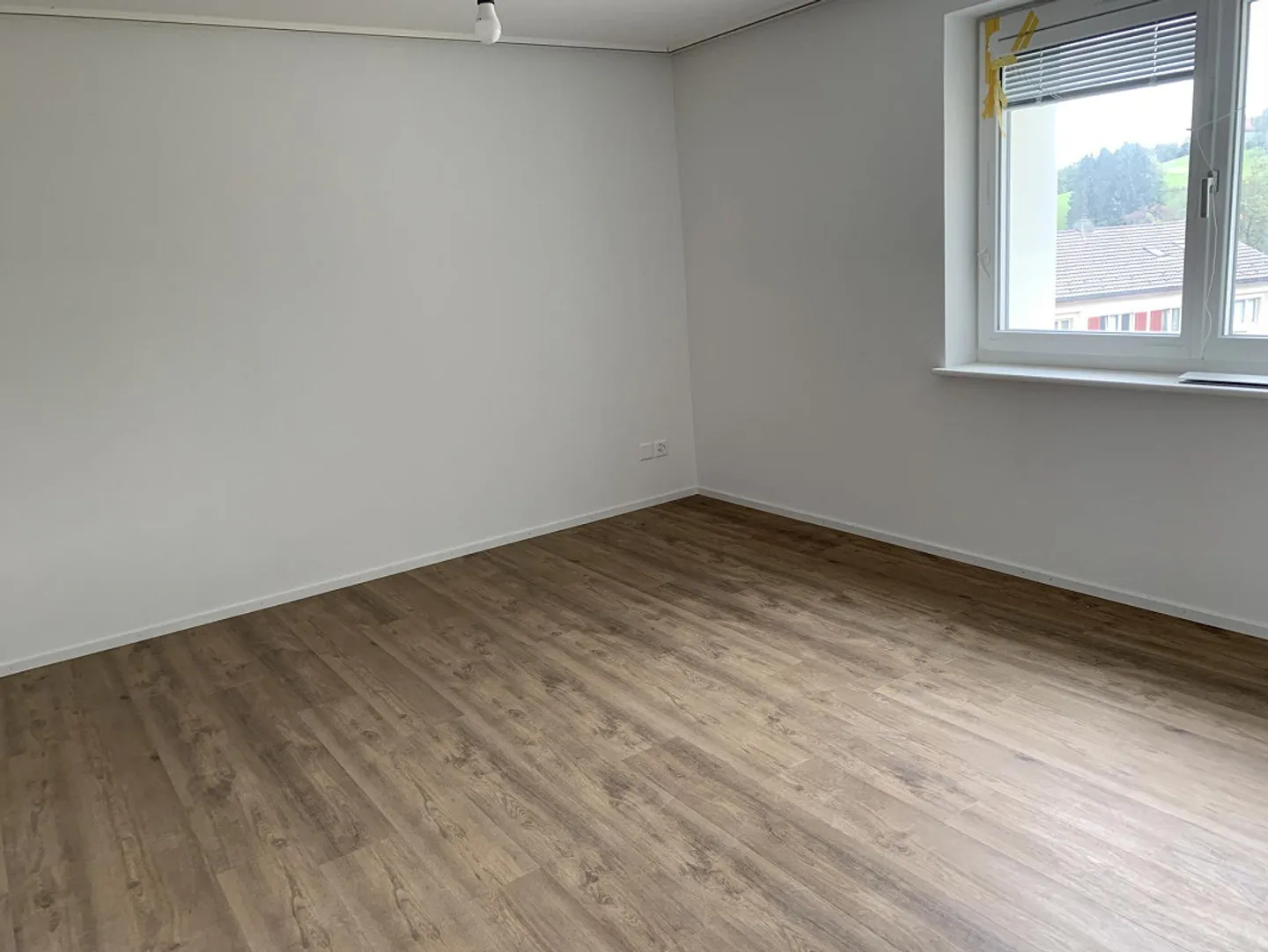Geräumige Wohnung mit Balkonen - Foto 5 von 6