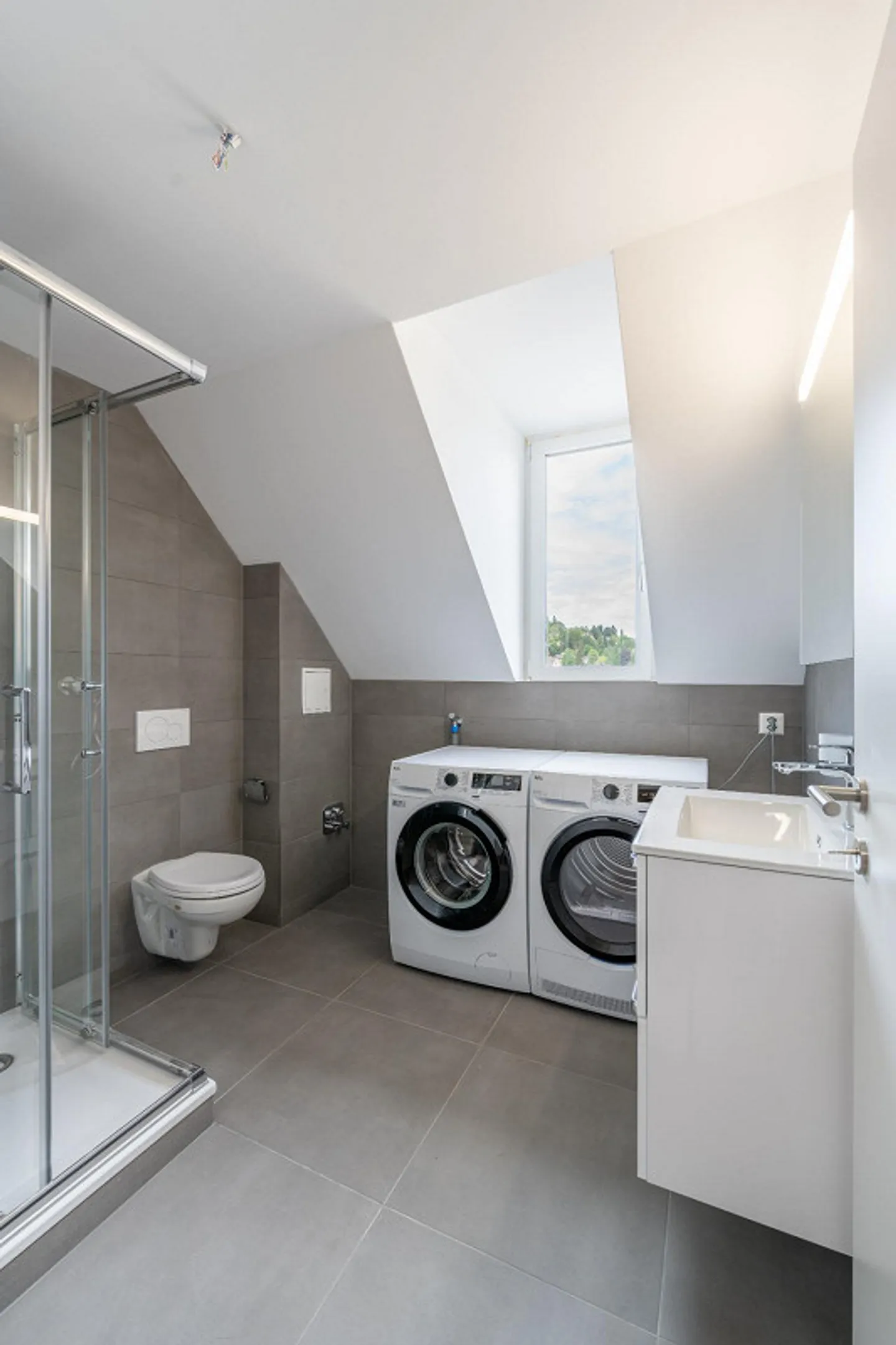 MAISONETTE APARTMENT WITH PRIVATE ROOF TERRACE - FIRST OCCUPANCY - Photo 9 of 10