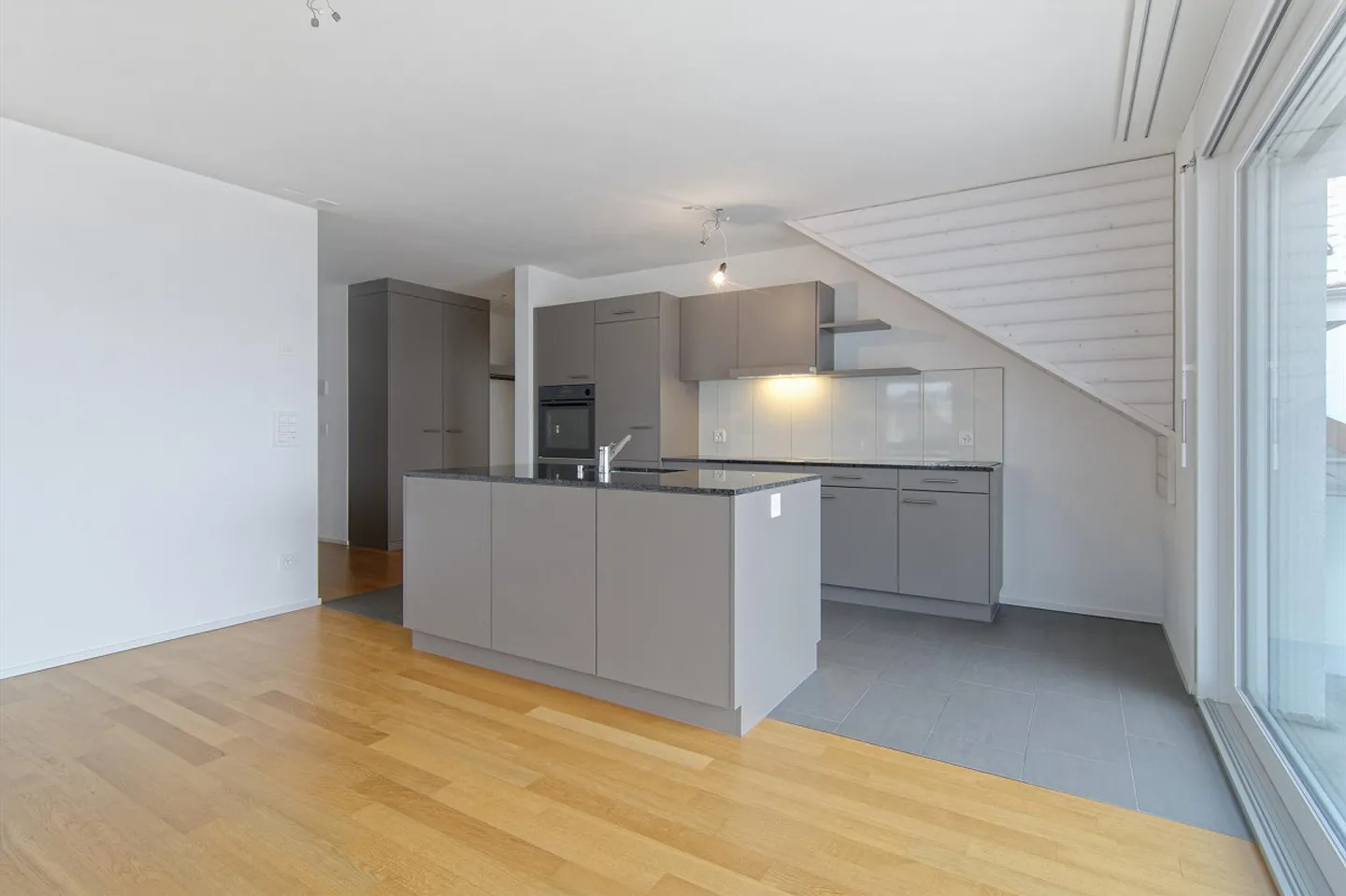4.5 Zimmer-Wohnung mit grossem Balkon - Foto 5 von 16