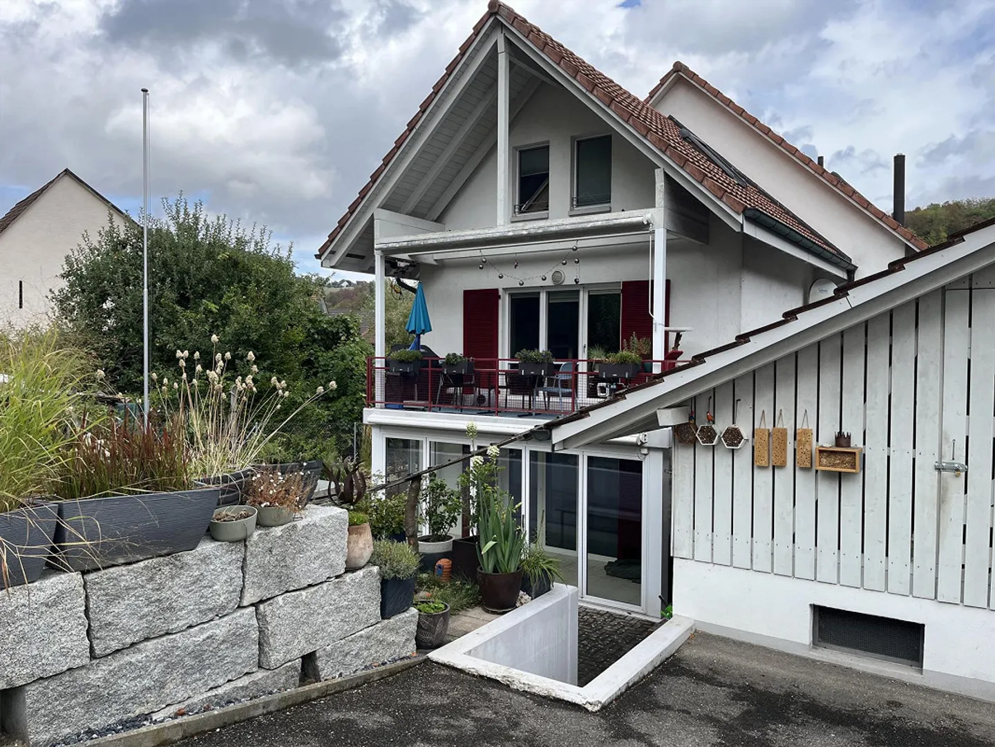 Appartement spacieux de 4,5 pièces au rez-de-chaussée - Photo 1 sur 19