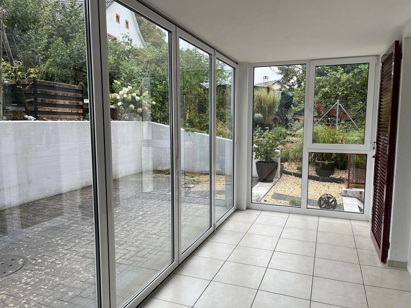 Appartement spacieux de 4,5 pièces au rez-de-chaussée - Photo 4 sur 19