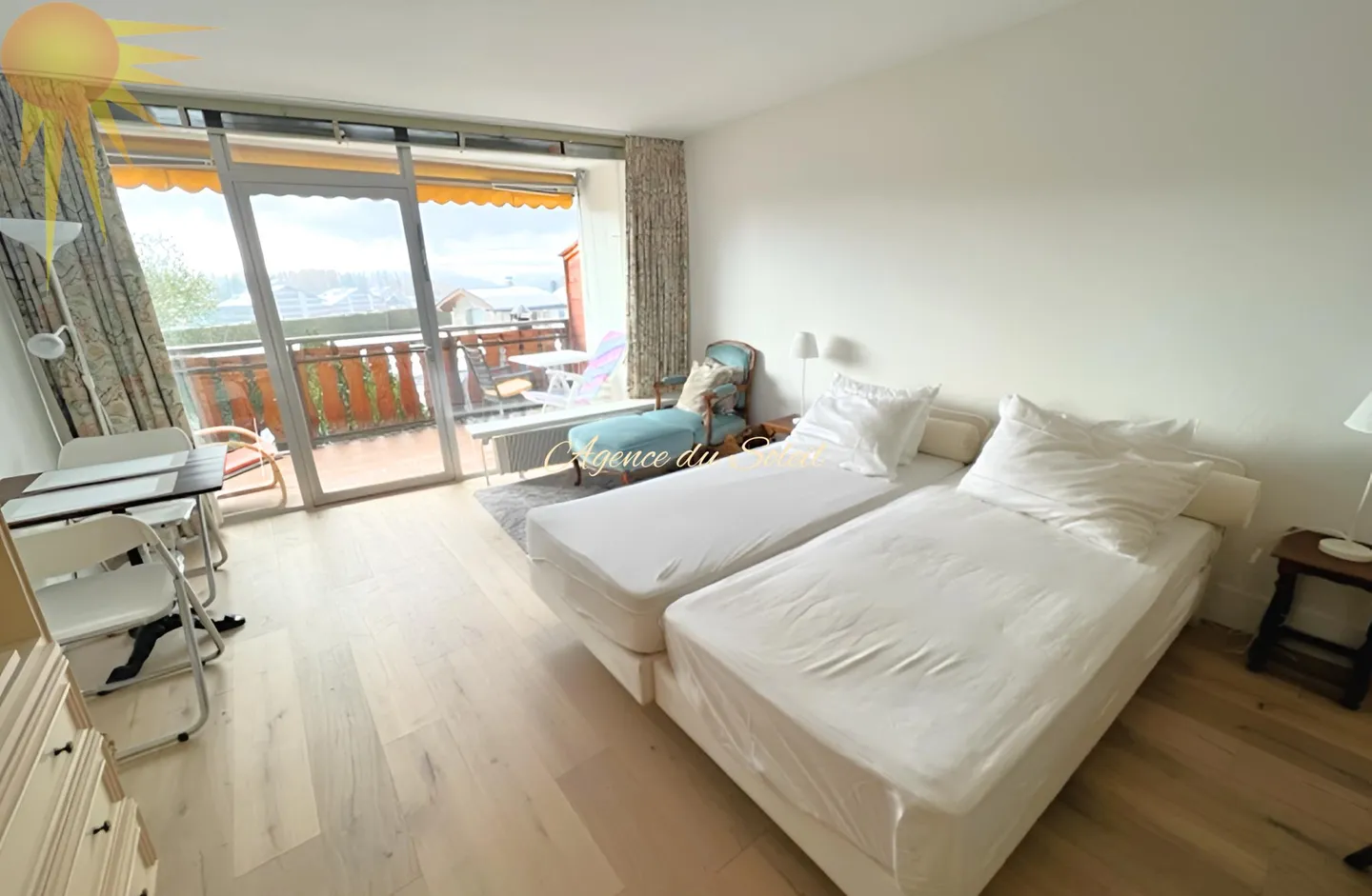 Charming Studio with Balcony - Photo 3 of 14