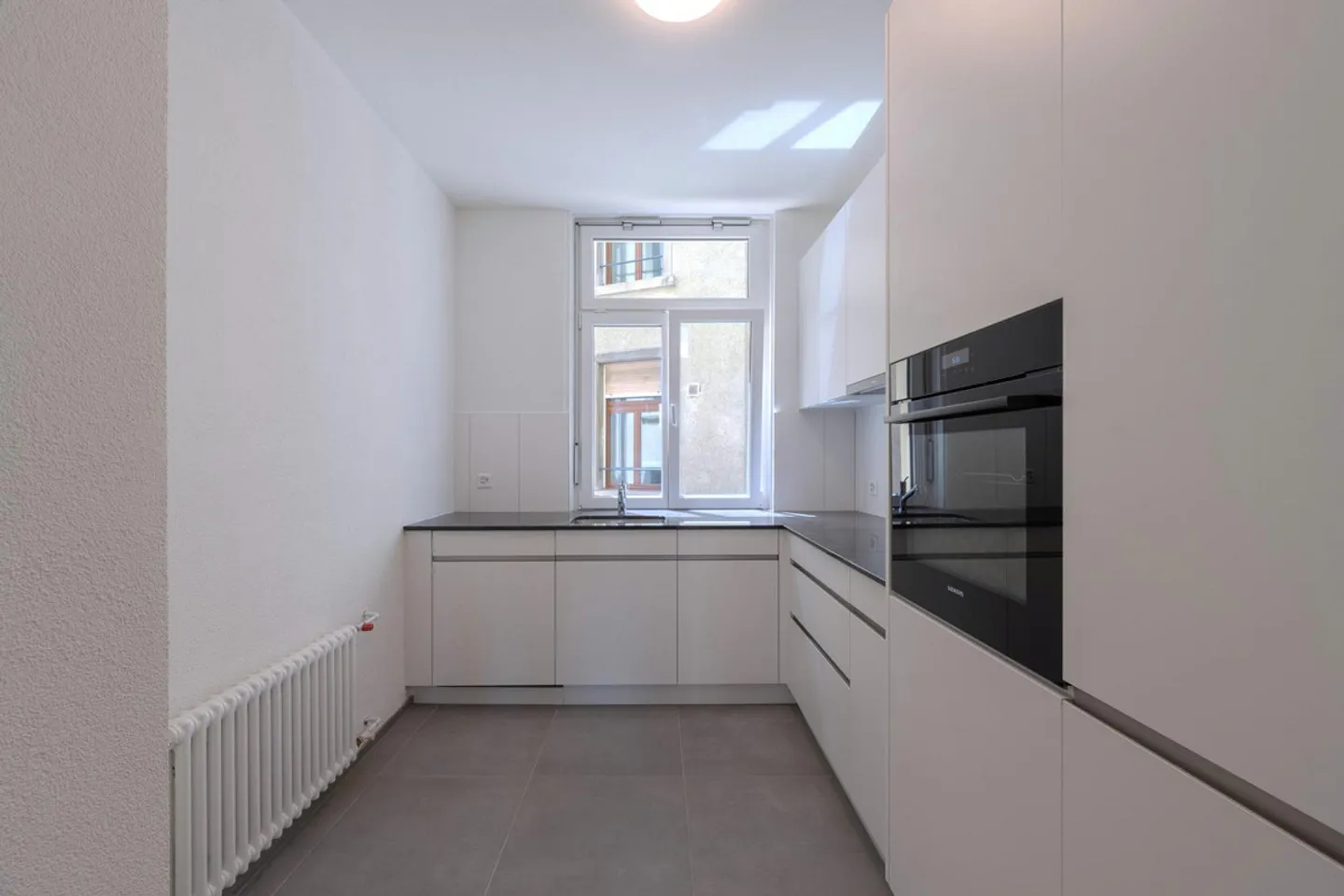 APPARTAMENTO MODERNO DI 4,5 LOCALI CON BALCONE - PRIMA OCCUPAZIONE - Foto 2 di 10