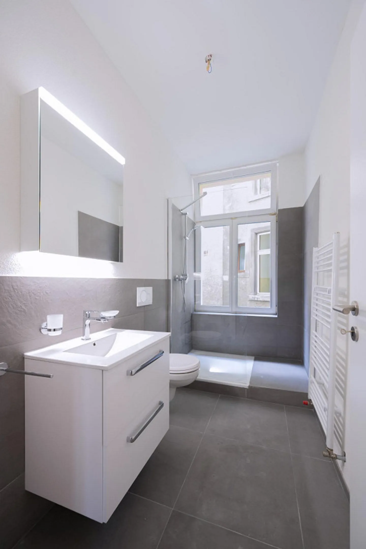 APPARTAMENTO MODERNO DI 4,5 LOCALI CON BALCONE - PRIMA OCCUPAZIONE - Foto 8 di 10