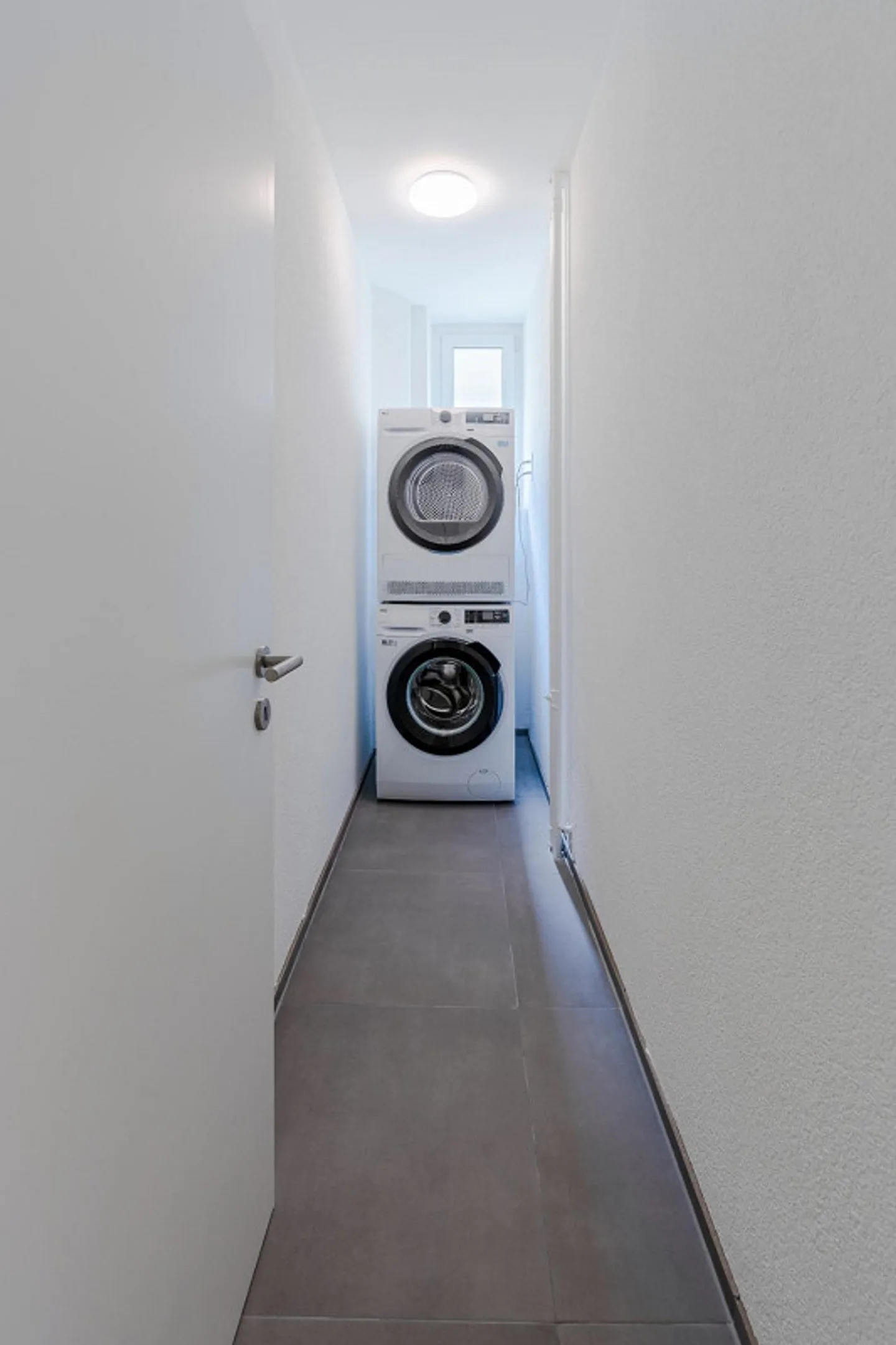 APPARTAMENTO MODERNO DI 4,5 LOCALI CON BALCONE - PRIMA OCCUPAZIONE - Foto 9 di 10
