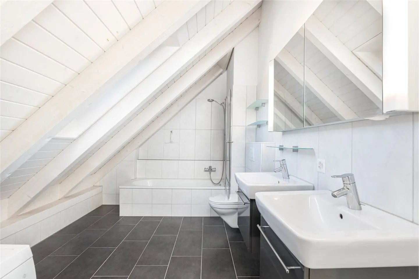 High standard of construction and quiet location! - Photo 9 of 11