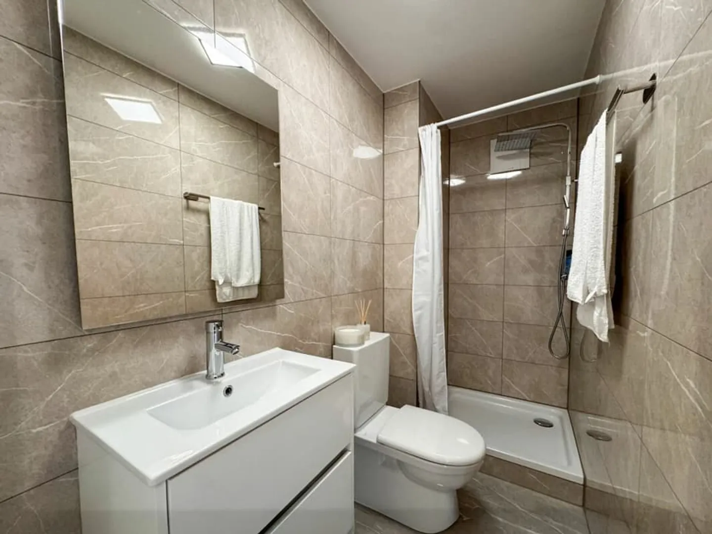 Appartamento moderno con 3 camere da letto e balcone, ristrutturato nel 2025 - Foto 11 di 13