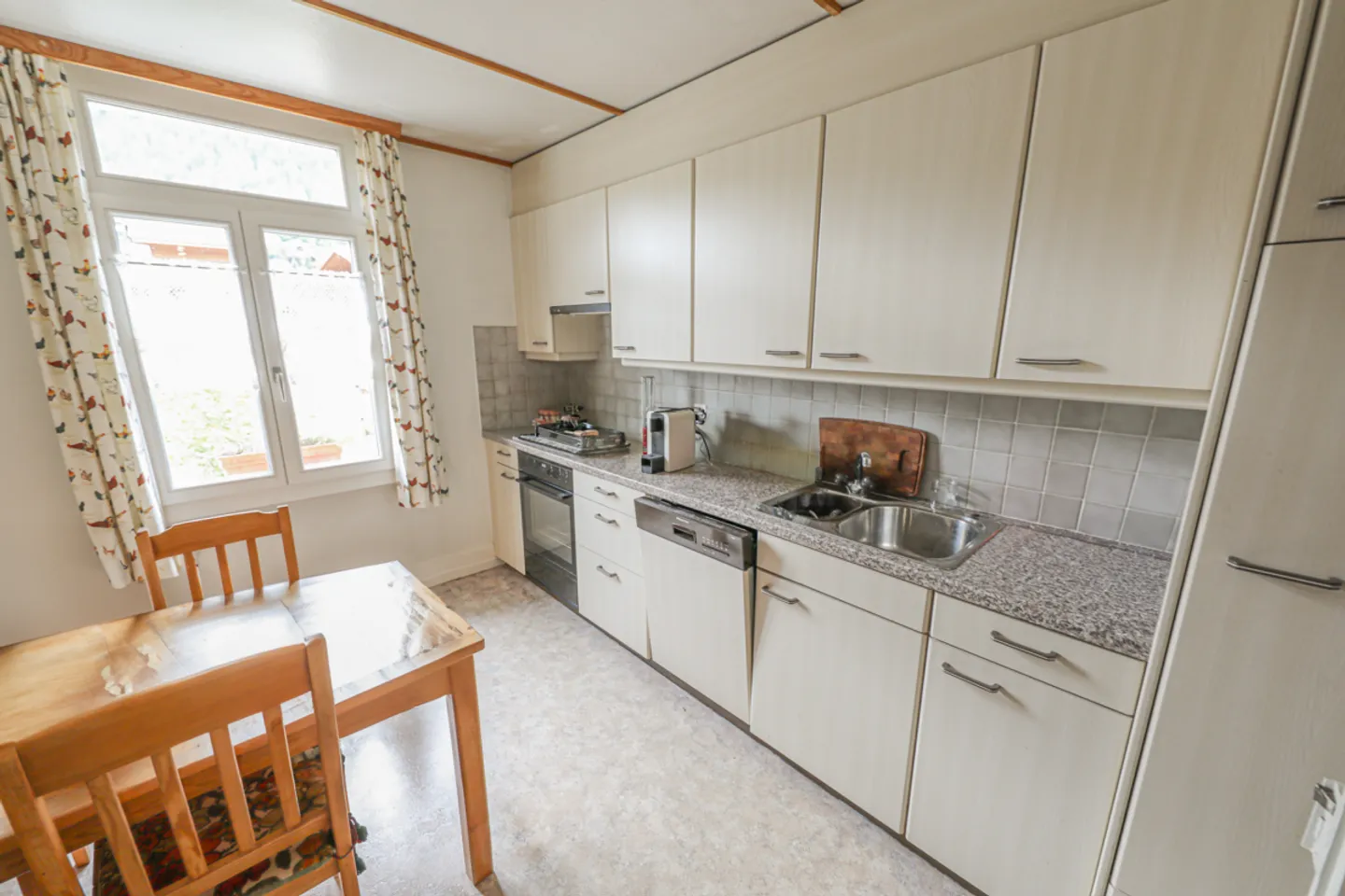 Proprietà residenziale e commerciale nel centro di Zweisimmen - Foto 4 di 10