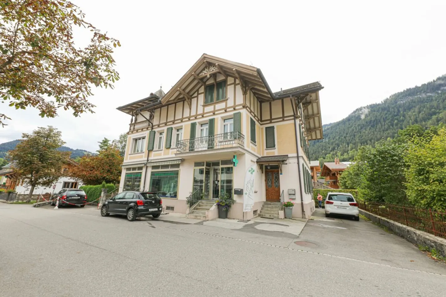 Proprietà residenziale e commerciale nel centro di Zweisimmen - Foto 1 di 10