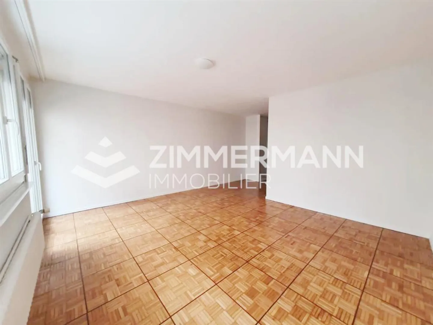 Studio spacieux avec balcon - Photo 2 sur 8