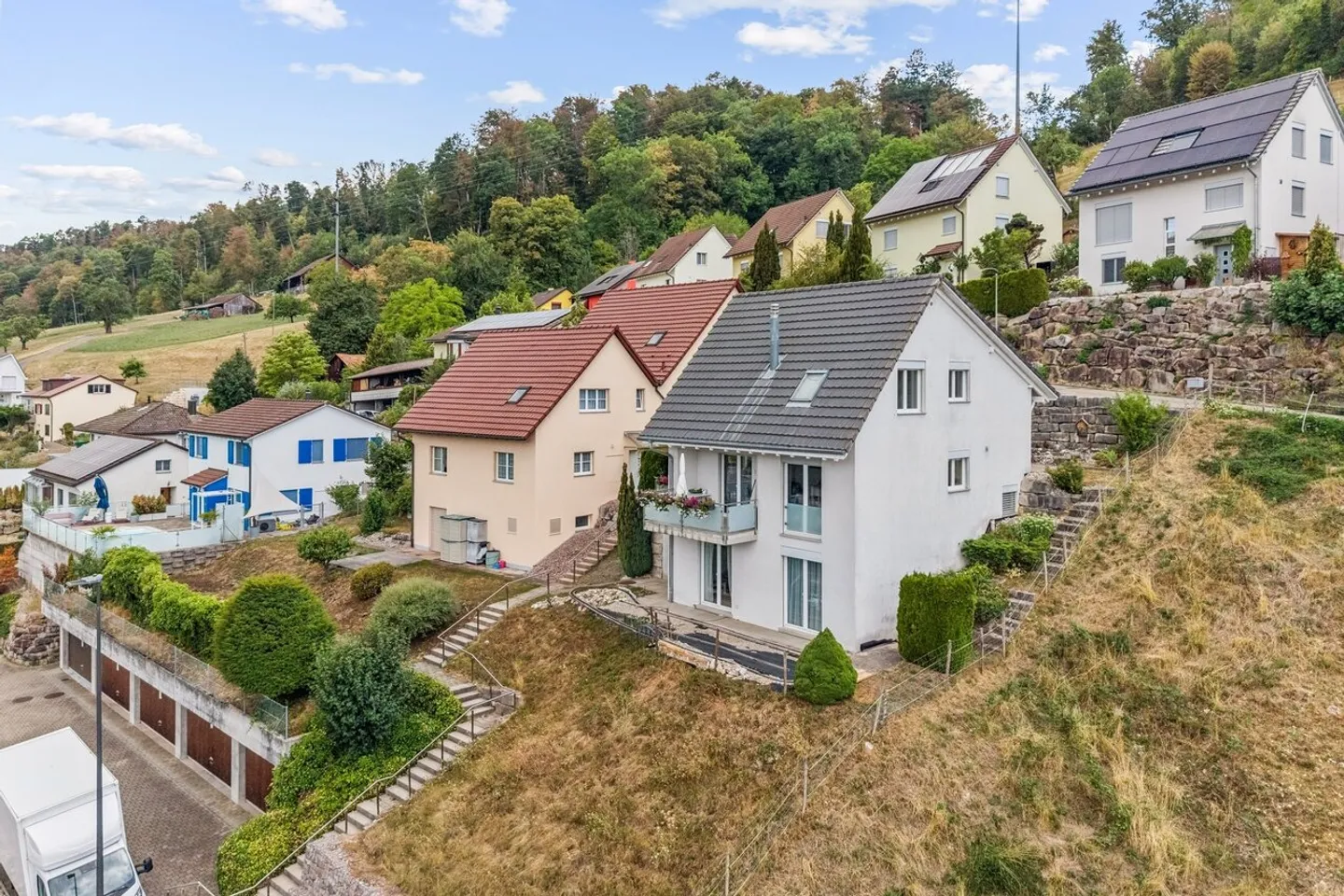 Aussichtsreiches Familienhaus - Foto 1 von 7