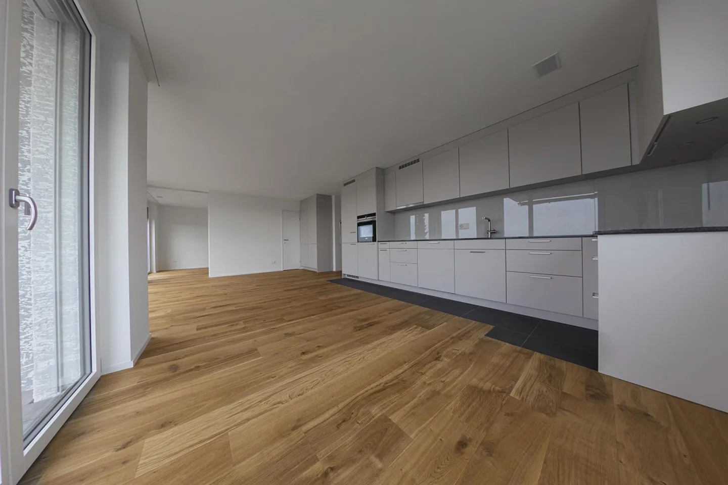Modern, bright 4.5-room apartment with a storage room and a great view - Photo 2 of 12
