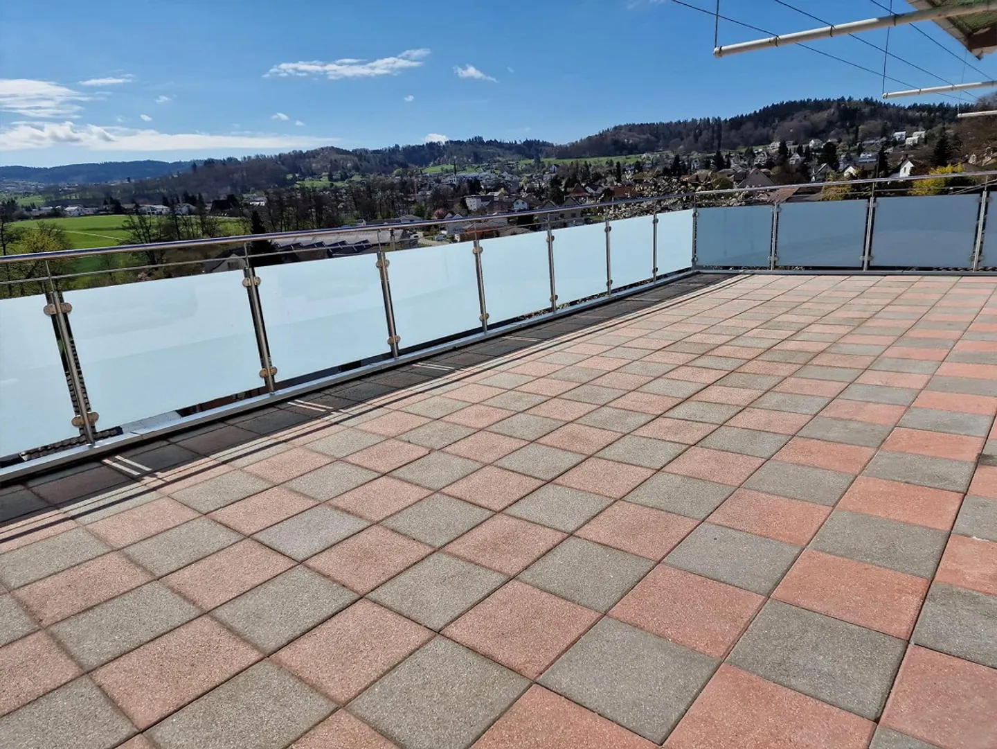 Charmante 4-Zimmerwohnung mit sensantioneller Terrasse und Aussicht - Foto 1 von 10