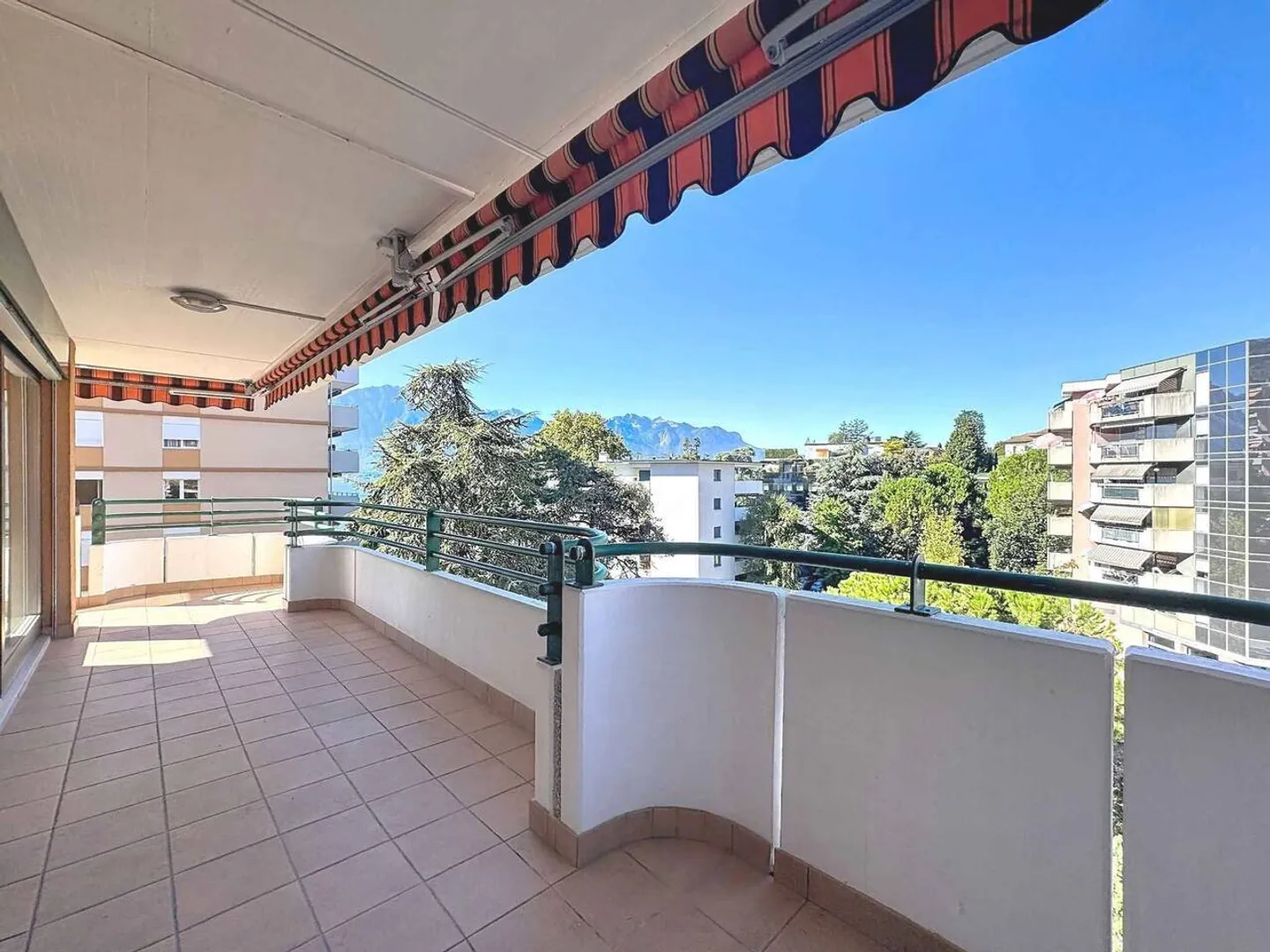 Appartement rénové avec vue sur le lac - Photo 1 sur 13