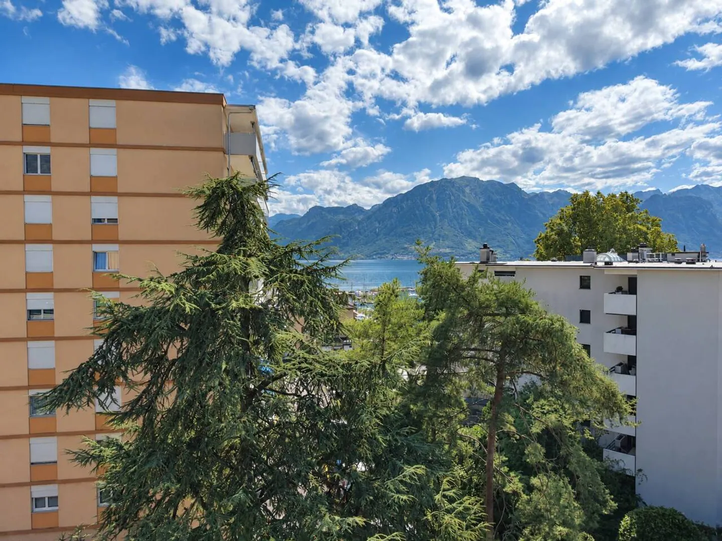 Appartement rénové avec vue sur le lac - Photo 2 sur 13