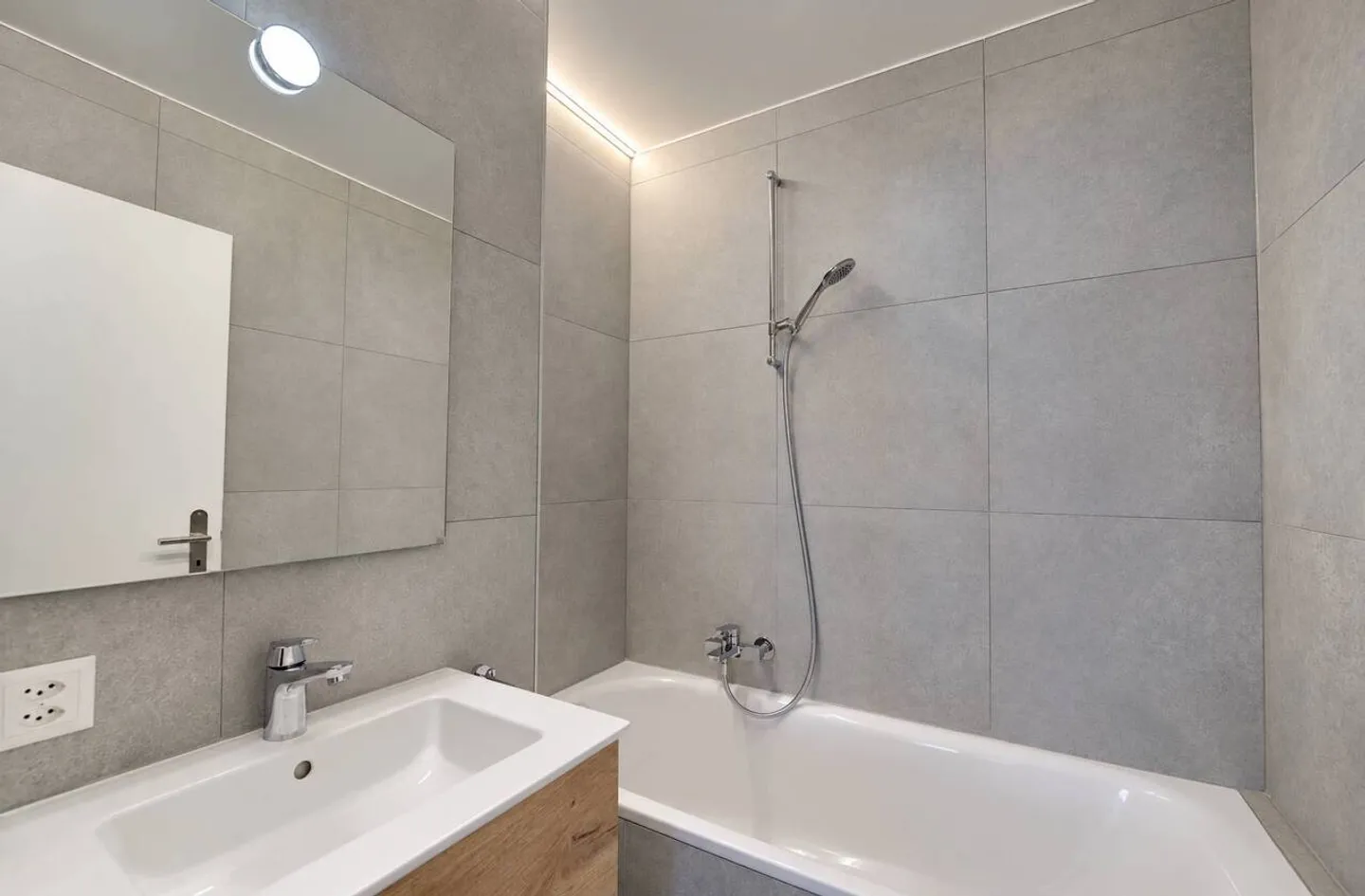Appartement rénové avec vue sur le lac - Photo 8 sur 13