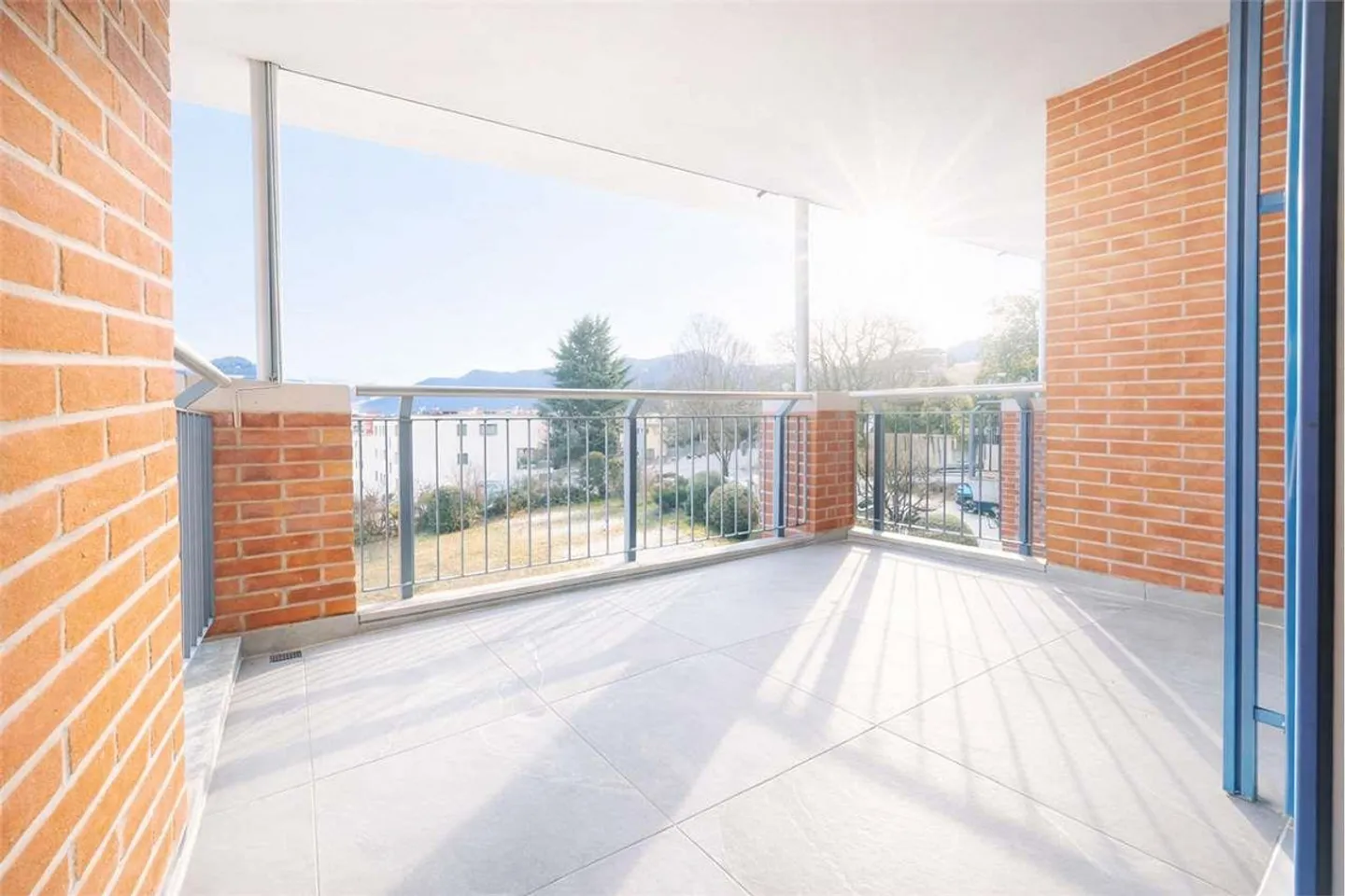 Appartement élégant de 4,5 pièces rénové avec terrasse habitable à Breganzona - Photo 1 sur 9