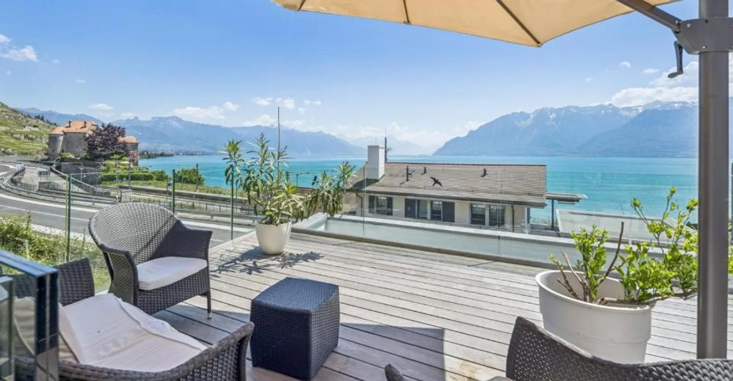 Spacious apartment just steps from the lake - Photo 1 of 13