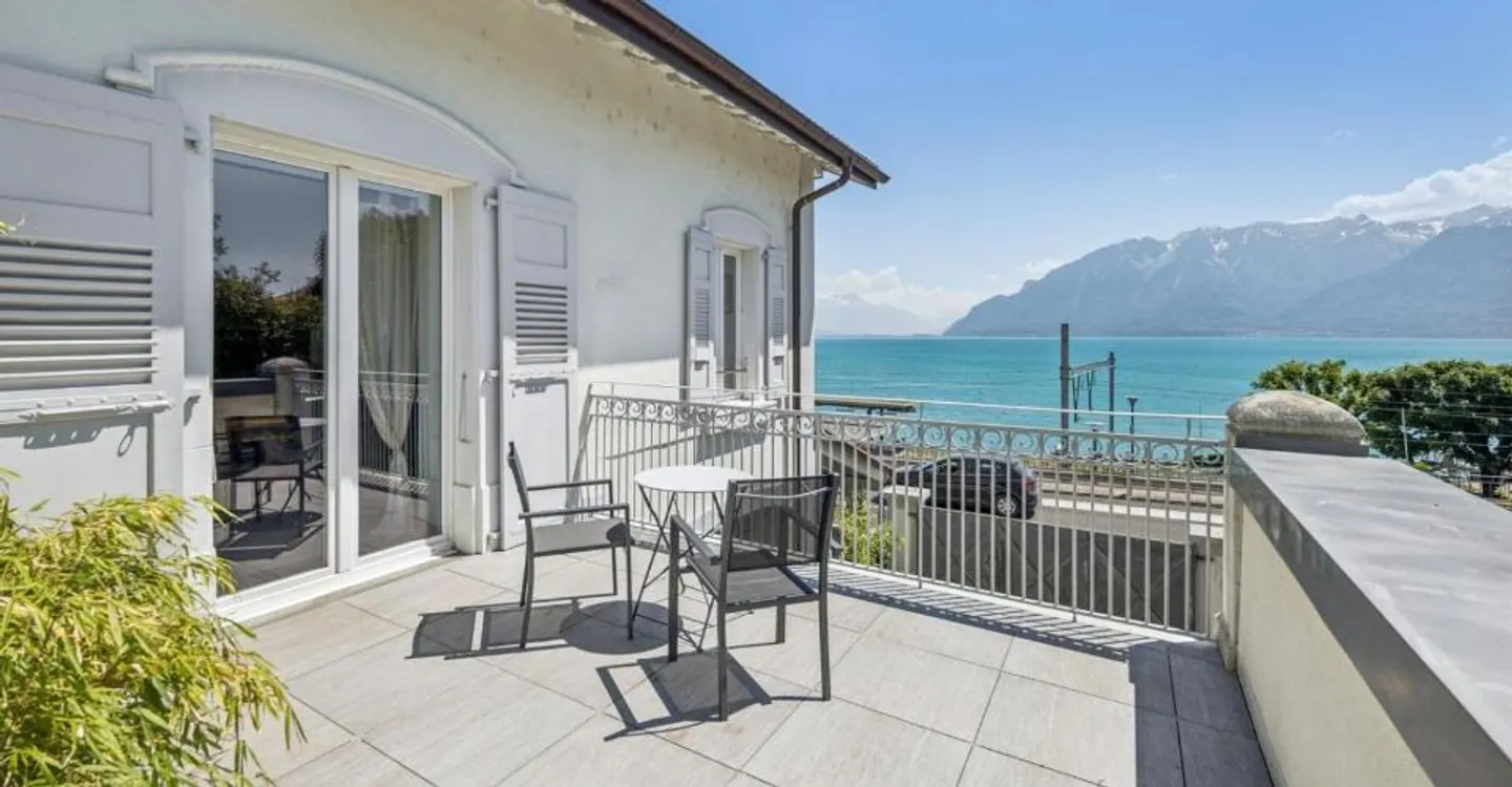 Spacious apartment just steps from the lake - Photo 2 of 13