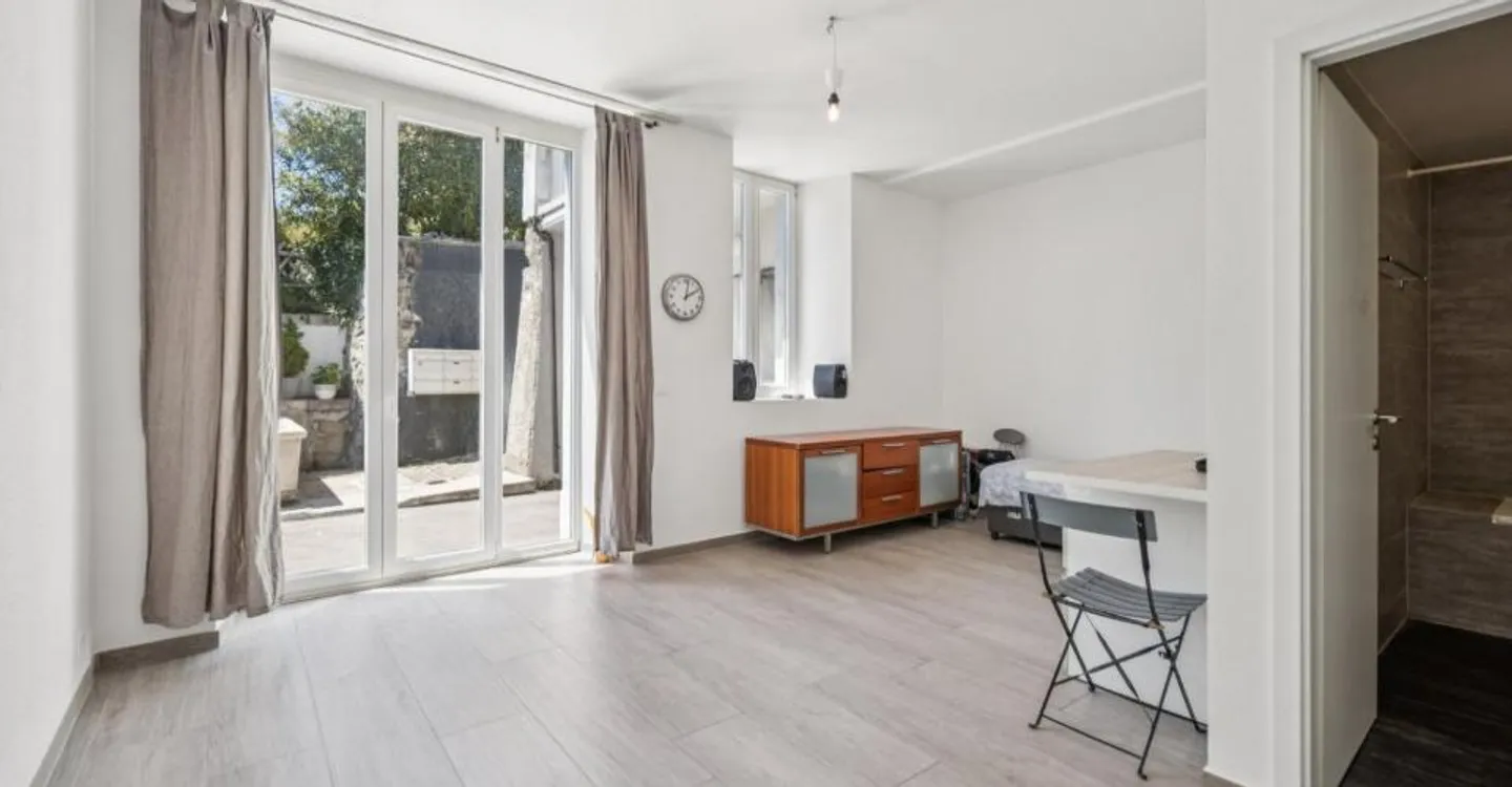 Spacious apartment just steps from the lake - Photo 9 of 13