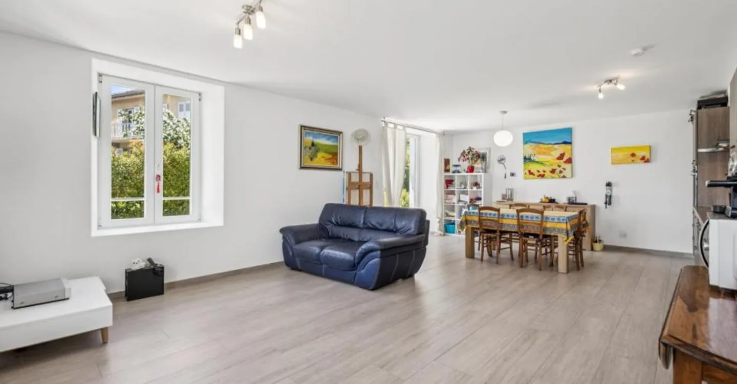 Spacious apartment just steps from the lake - Photo 5 of 13