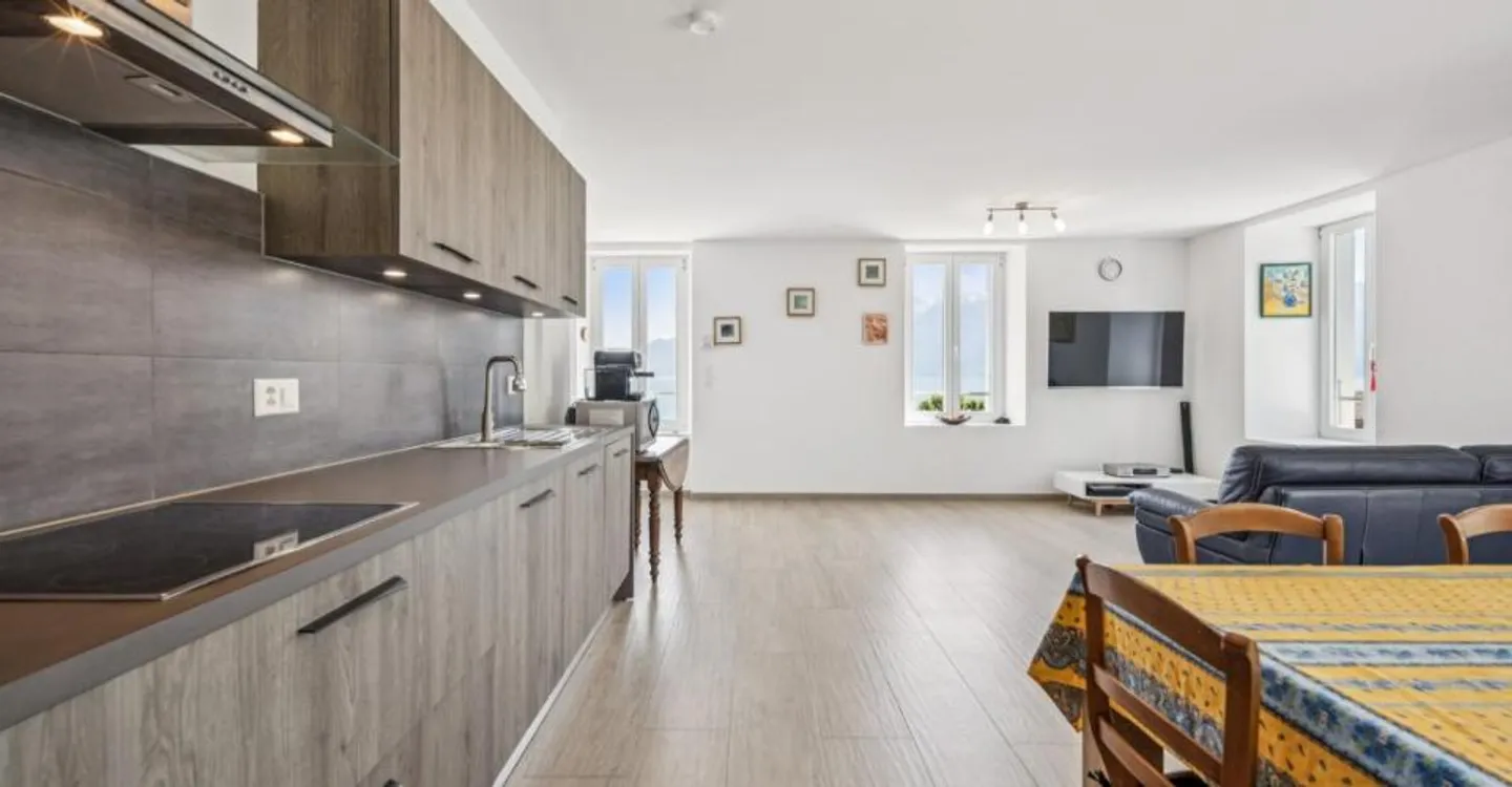 Spacious apartment just steps from the lake - Photo 6 of 13