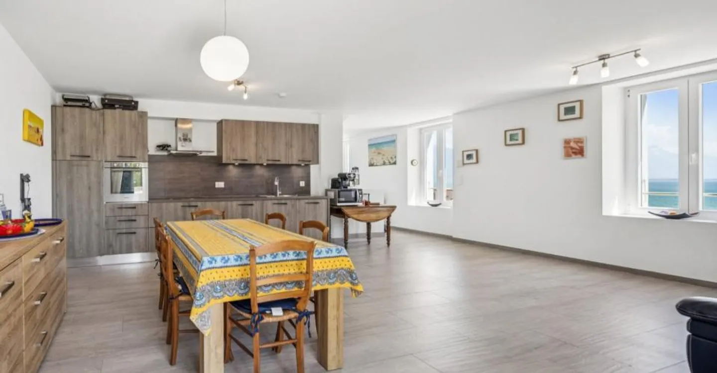 Spacious apartment just steps from the lake - Photo 7 of 13