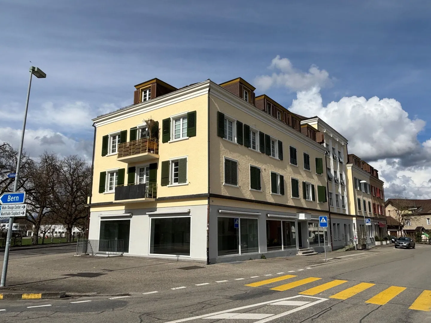 Spazio commerciale attraente con grande area espositiva - Foto 1 di 10