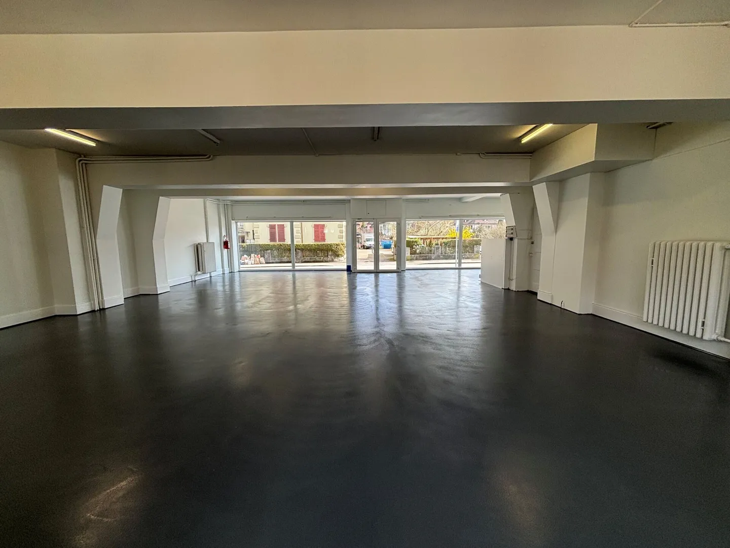 Spazio commerciale attraente con grande area espositiva - Foto 4 di 10