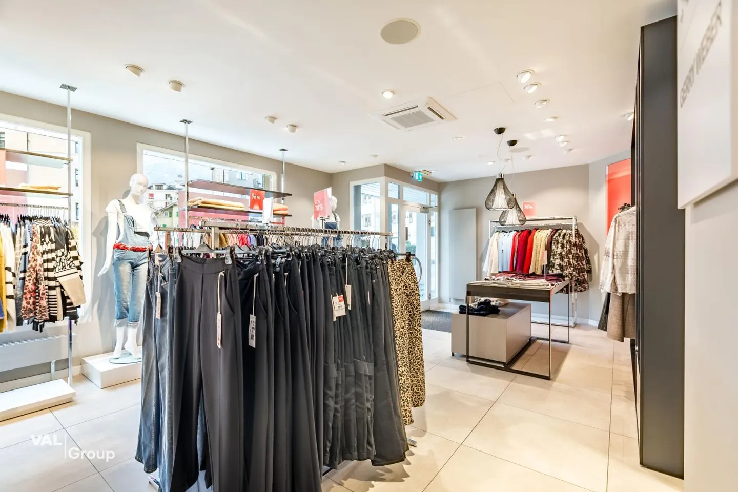 Spazio commerciale unico direttamente nella vivace piazza della città di Brig - Foto 3 di 13