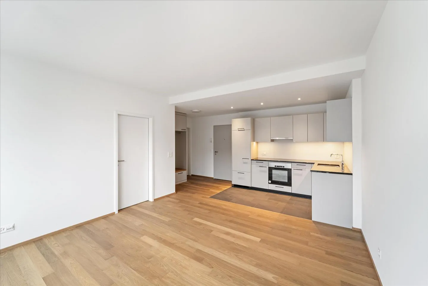 Perfect apartment for commuters - Photo 2 of 7