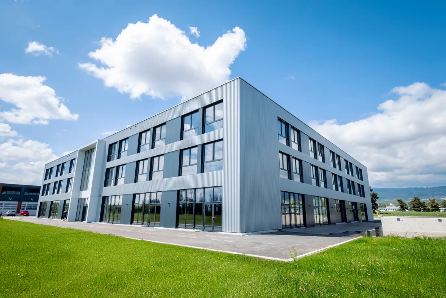 Nuovo a Gland - Grande superficie commerciale - industriale / 1'200m2 - Foto 1 di 7