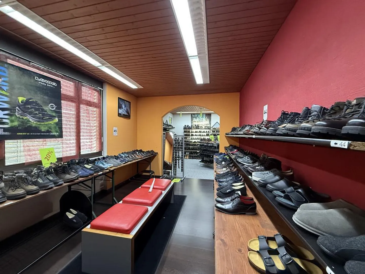 Zentrale Gewerbefläche mit Schaufenstern - Foto 5 von 9