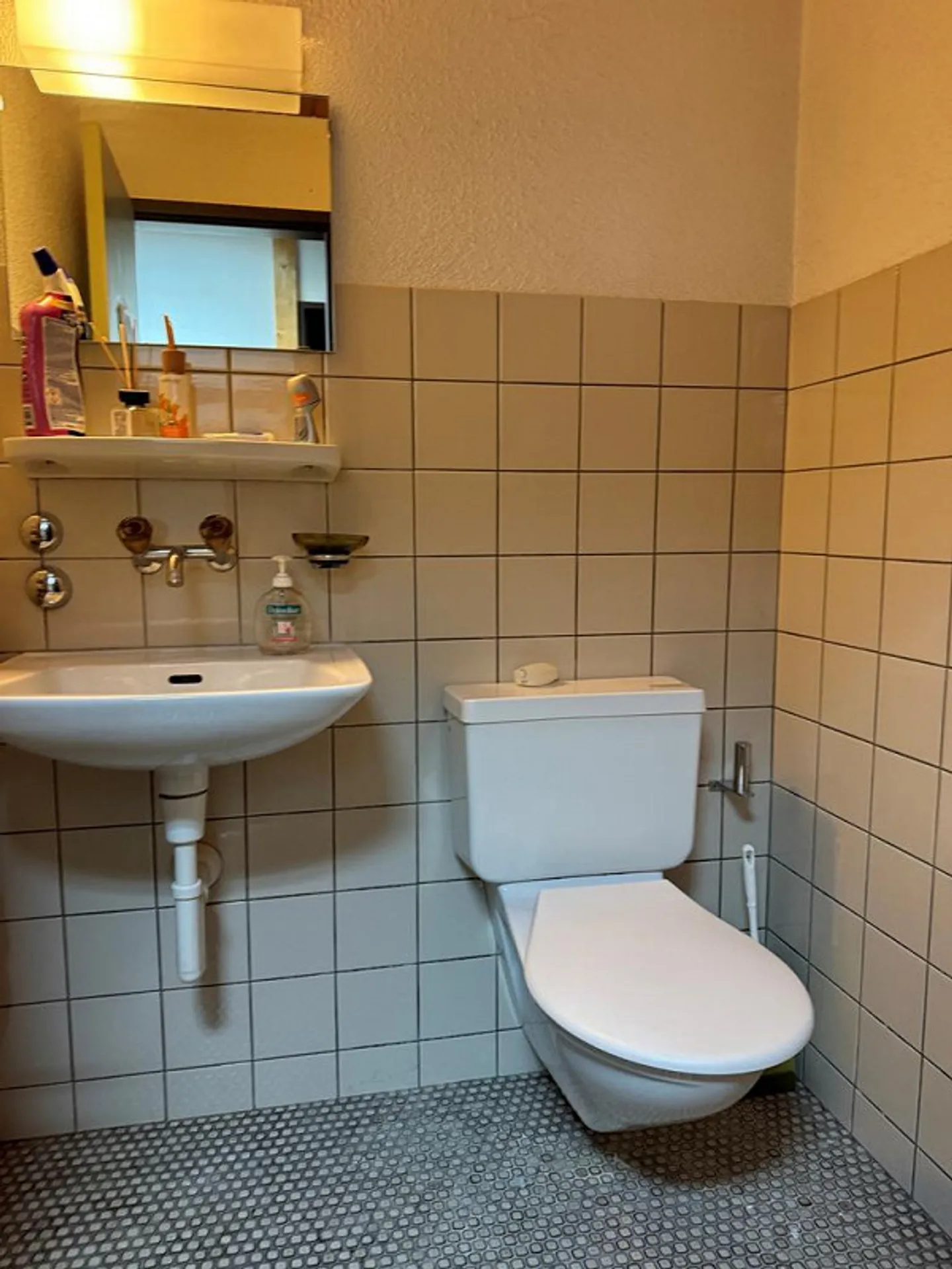 Zentrale Gewerbefläche mit Schaufenstern - Foto 9 von 9